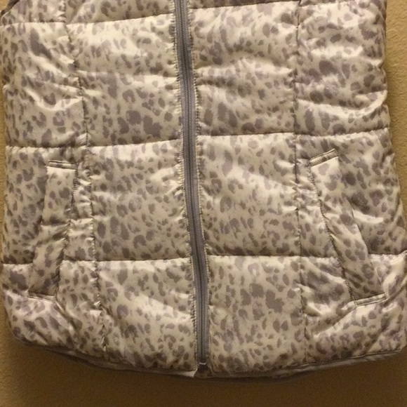 Animal Print Puffer Vest Cream and Gray Size Medium New with Tags - Picture 3 of 10